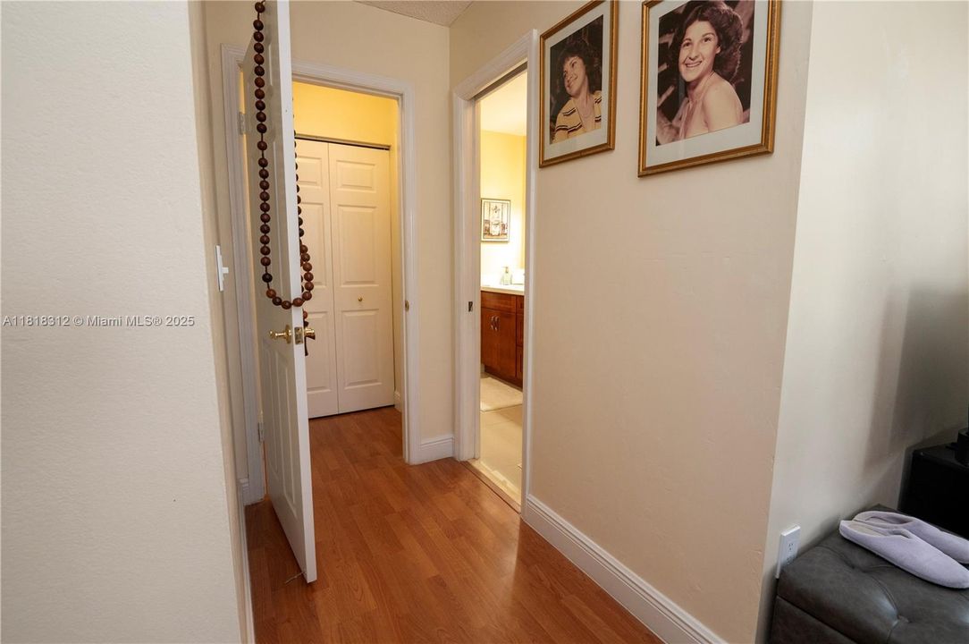 合同活跃: $320,000 (2 贝兹, 1 浴室, 1090 平方英尺)