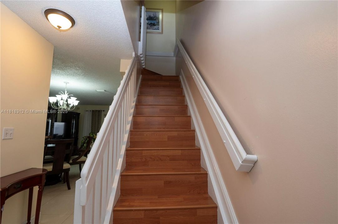 合同活跃: $320,000 (2 贝兹, 1 浴室, 1090 平方英尺)