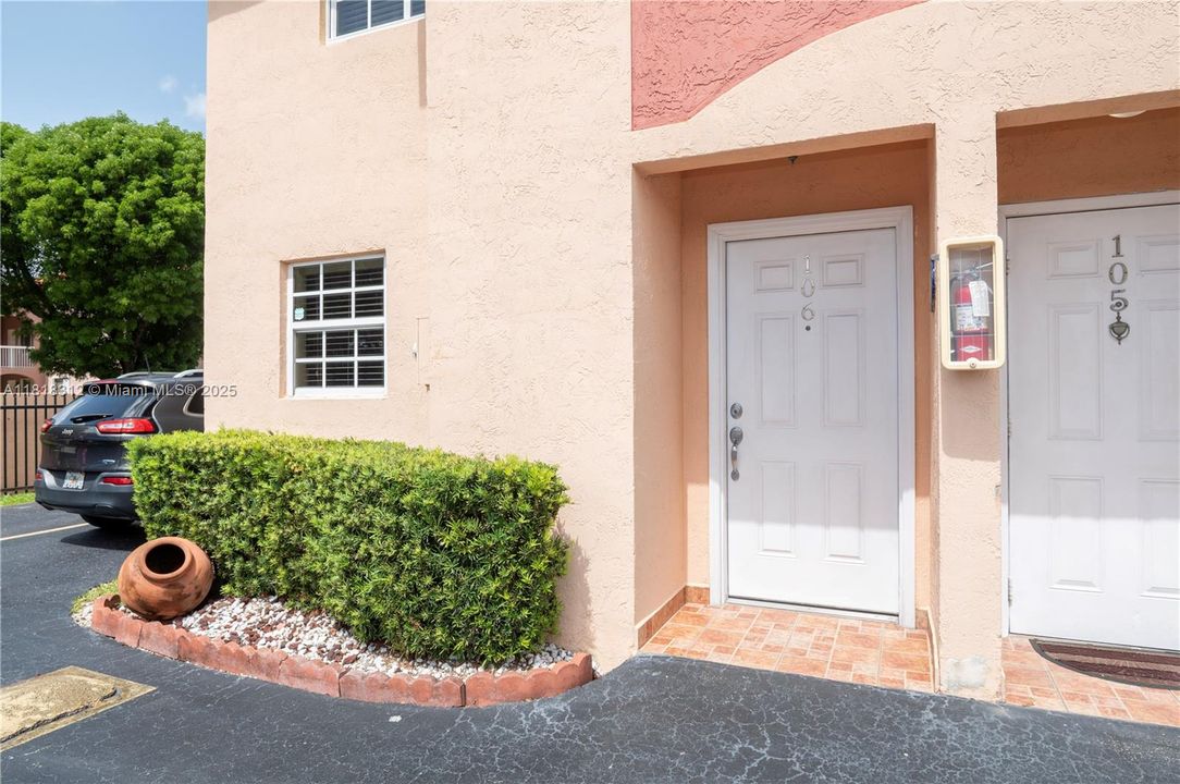 合同活跃: $320,000 (2 贝兹, 1 浴室, 1090 平方英尺)