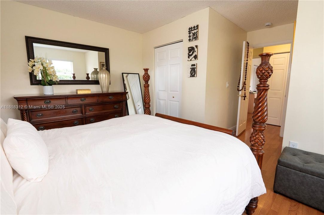 合同活跃: $320,000 (2 贝兹, 1 浴室, 1090 平方英尺)