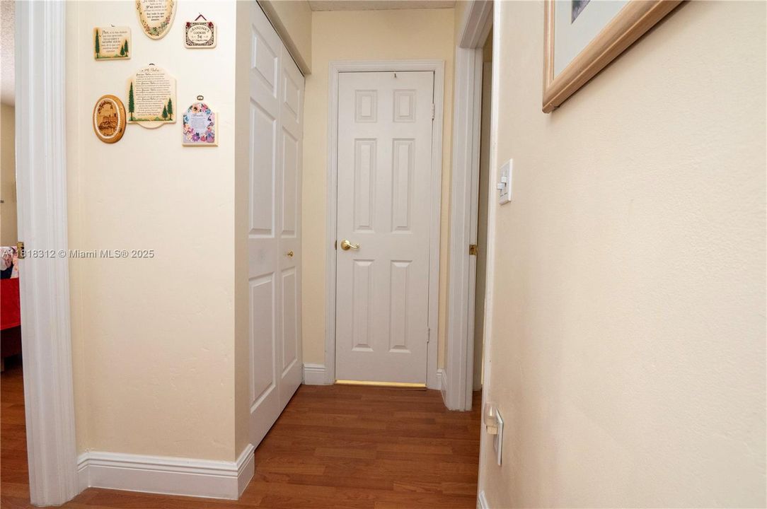 合同活跃: $320,000 (2 贝兹, 1 浴室, 1090 平方英尺)