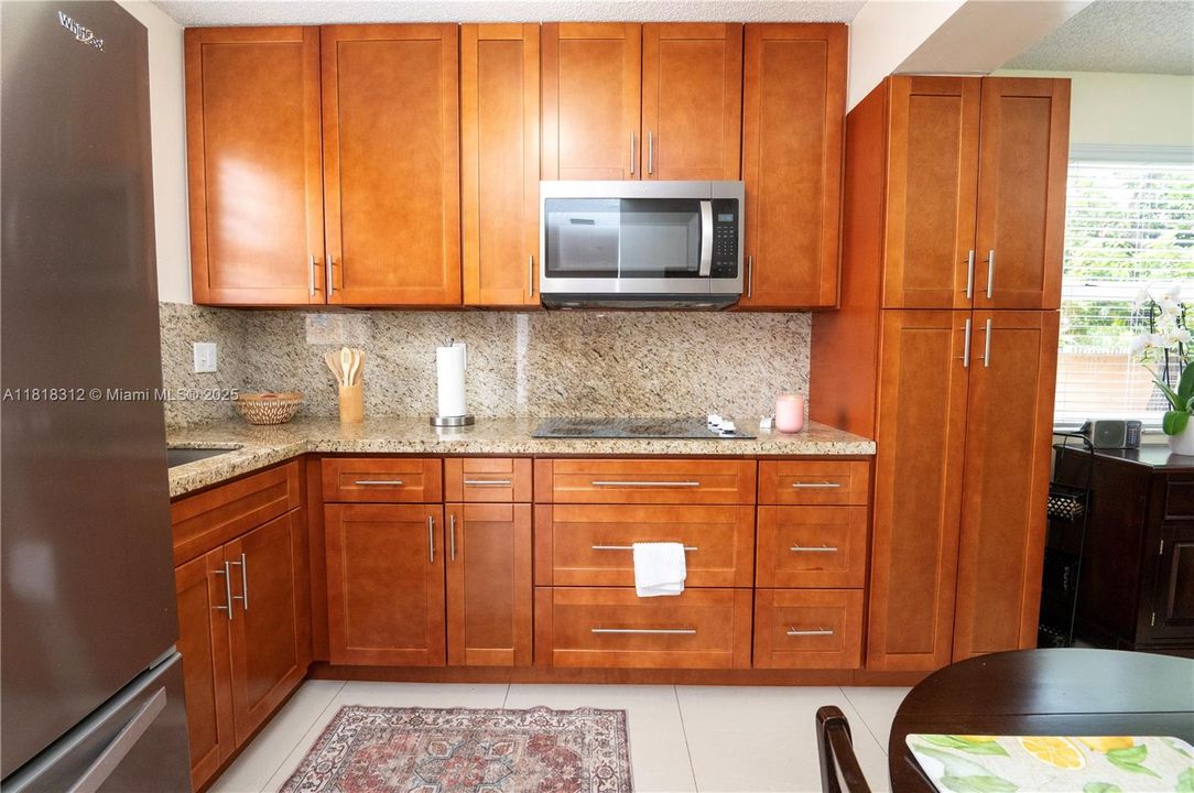 合同活跃: $320,000 (2 贝兹, 1 浴室, 1090 平方英尺)