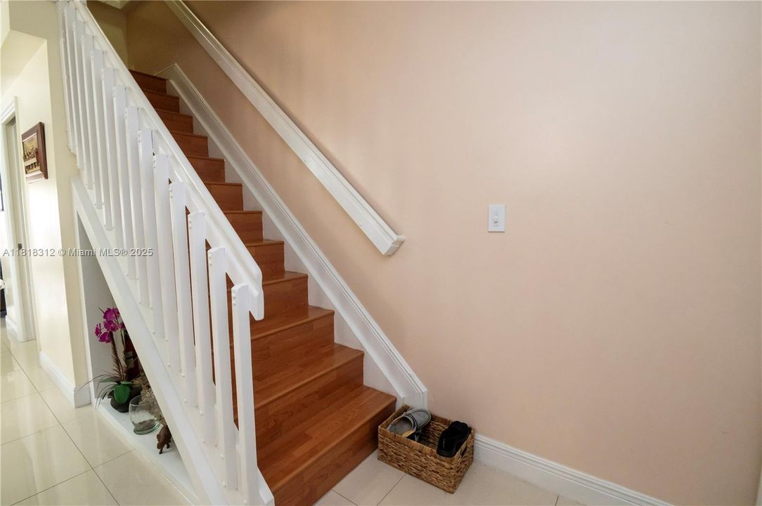 合同活跃: $320,000 (2 贝兹, 1 浴室, 1090 平方英尺)