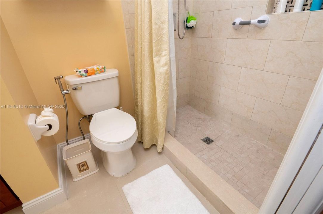 合同活跃: $320,000 (2 贝兹, 1 浴室, 1090 平方英尺)