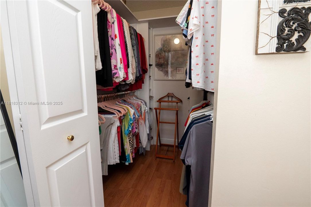 合同活跃: $320,000 (2 贝兹, 1 浴室, 1090 平方英尺)