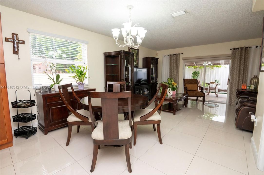 合同活跃: $320,000 (2 贝兹, 1 浴室, 1090 平方英尺)