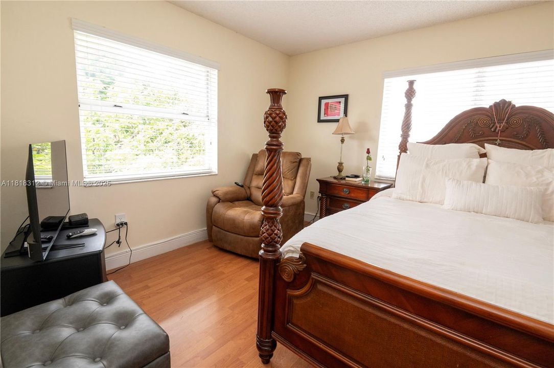 合同活跃: $320,000 (2 贝兹, 1 浴室, 1090 平方英尺)