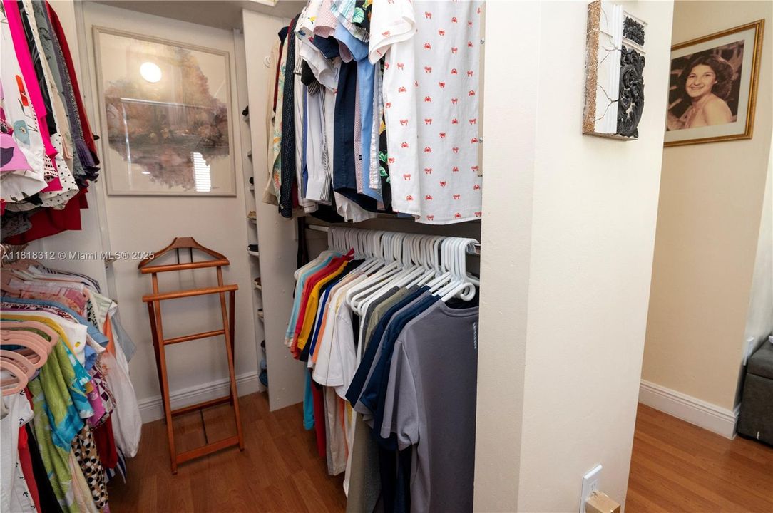 合同活跃: $320,000 (2 贝兹, 1 浴室, 1090 平方英尺)