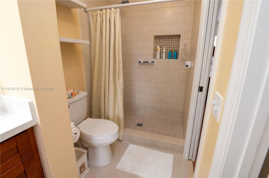 合同活跃: $320,000 (2 贝兹, 1 浴室, 1090 平方英尺)