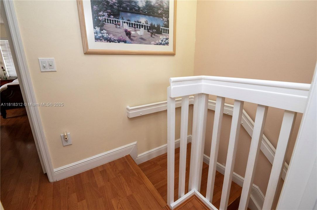 合同活跃: $320,000 (2 贝兹, 1 浴室, 1090 平方英尺)