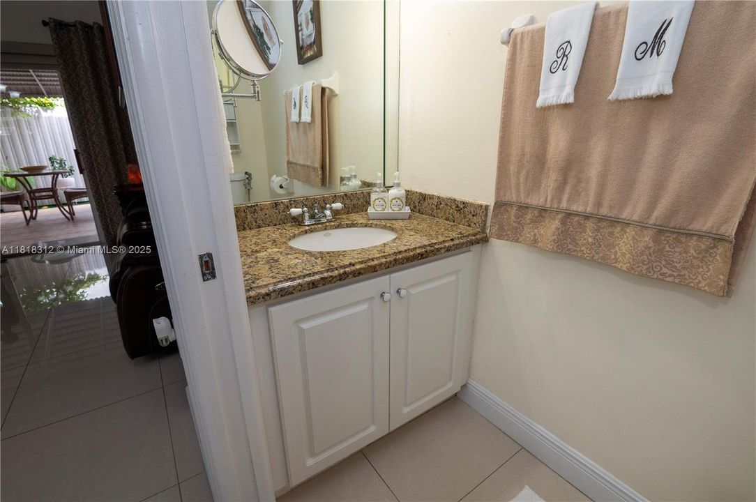 合同活跃: $320,000 (2 贝兹, 1 浴室, 1090 平方英尺)