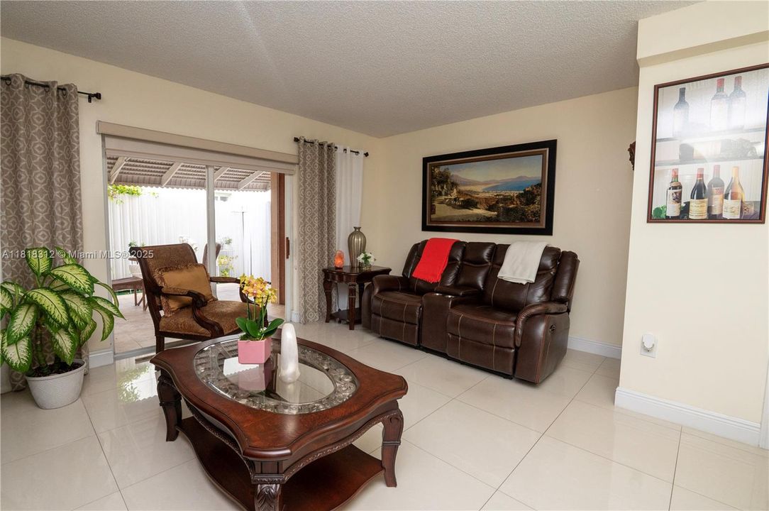 合同活跃: $320,000 (2 贝兹, 1 浴室, 1090 平方英尺)