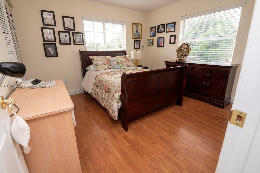 合同活跃: $320,000 (2 贝兹, 1 浴室, 1090 平方英尺)