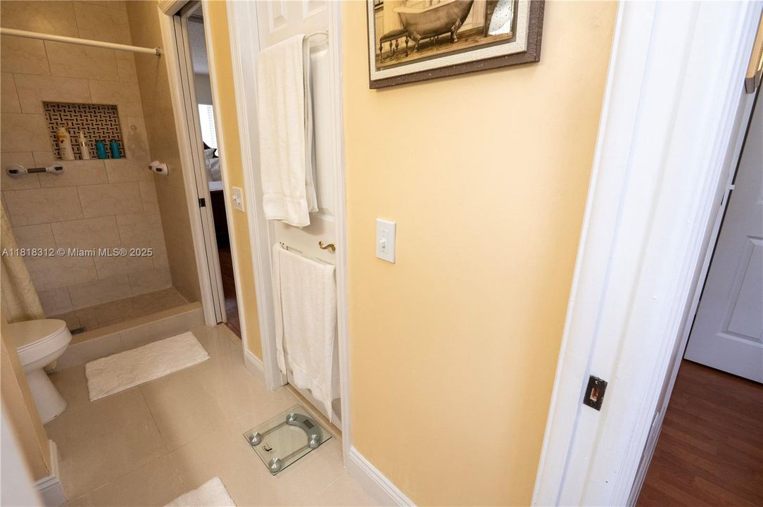 合同活跃: $320,000 (2 贝兹, 1 浴室, 1090 平方英尺)