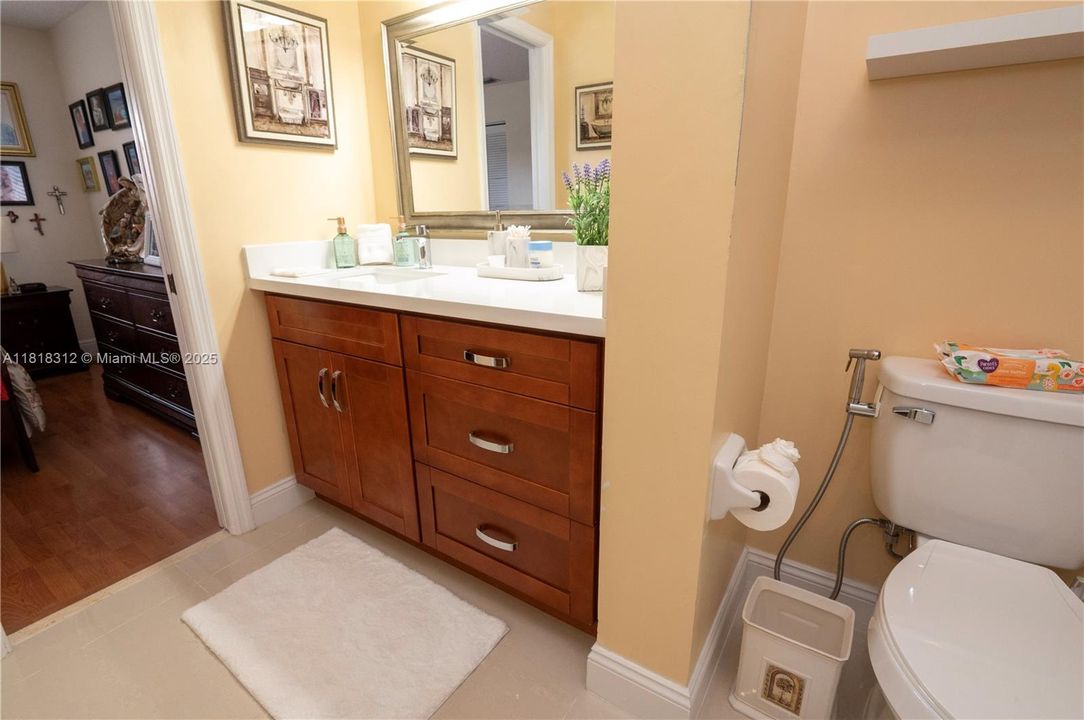 合同活跃: $320,000 (2 贝兹, 1 浴室, 1090 平方英尺)