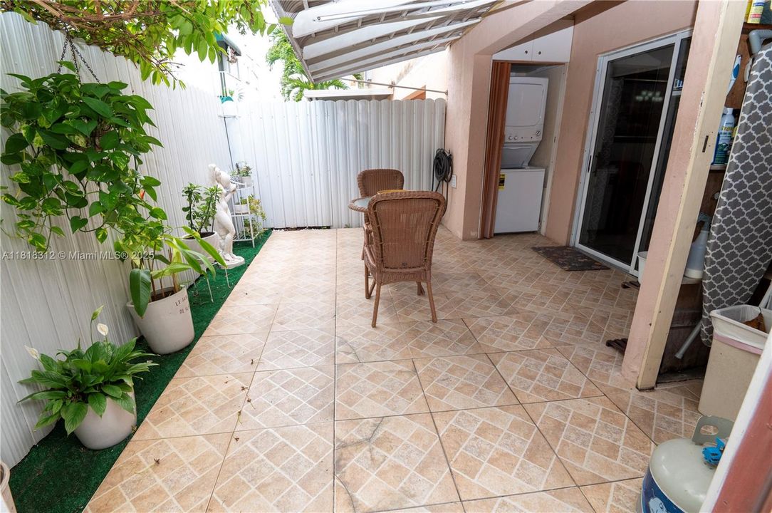 合同活跃: $320,000 (2 贝兹, 1 浴室, 1090 平方英尺)