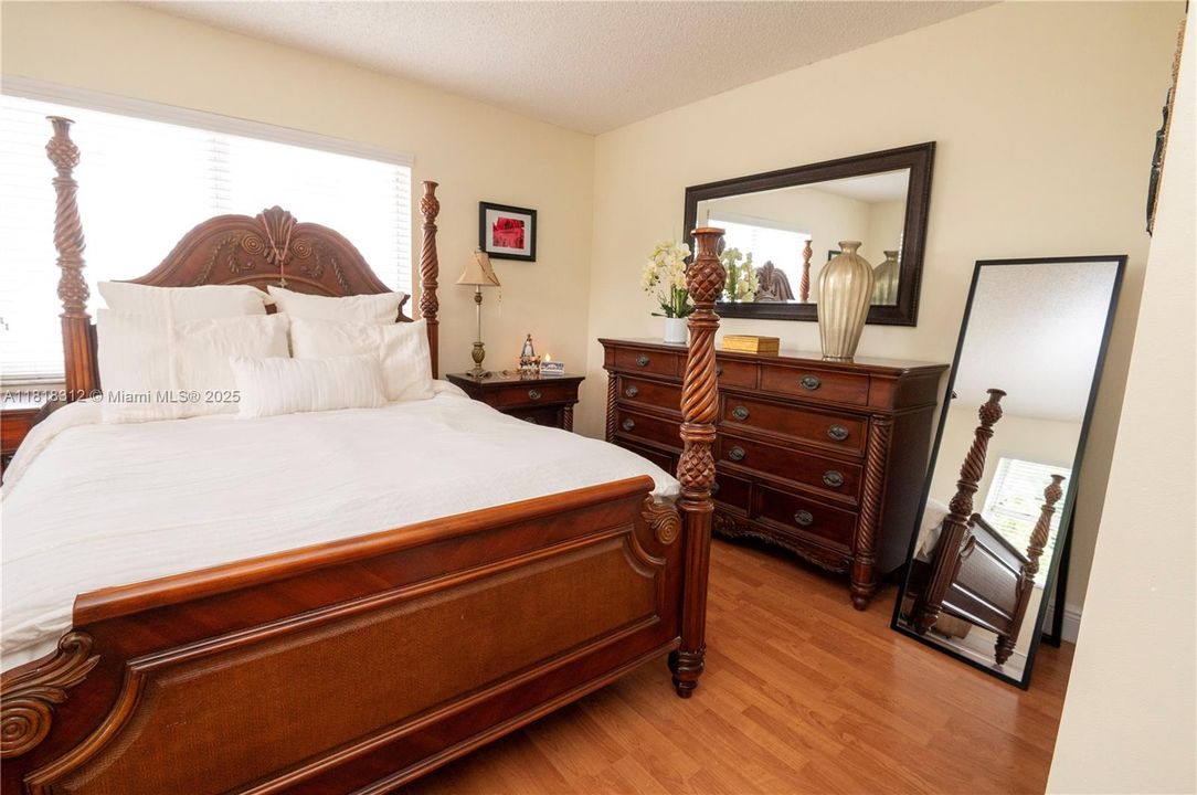 合同活跃: $320,000 (2 贝兹, 1 浴室, 1090 平方英尺)