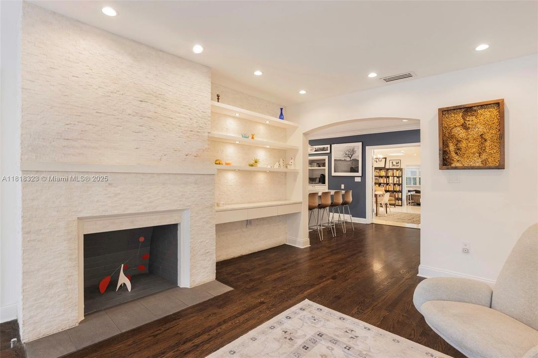 Недавно продано: $1,849,000 (4 спален, 3 ванн, 2614 Квадратных фут)