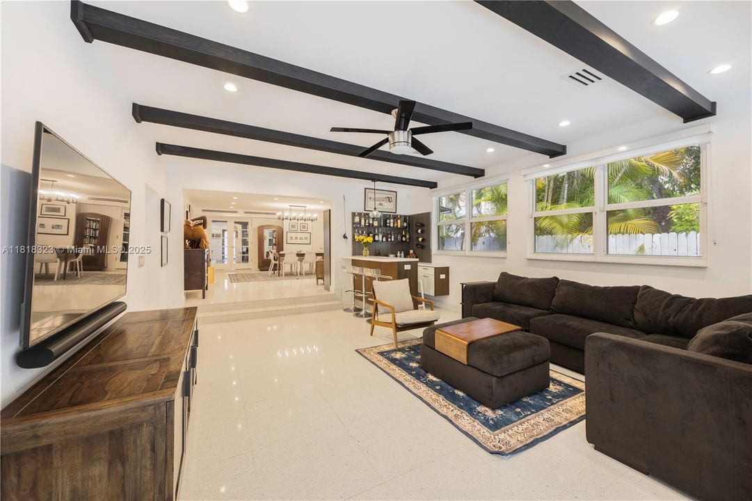 Недавно продано: $1,849,000 (4 спален, 3 ванн, 2614 Квадратных фут)