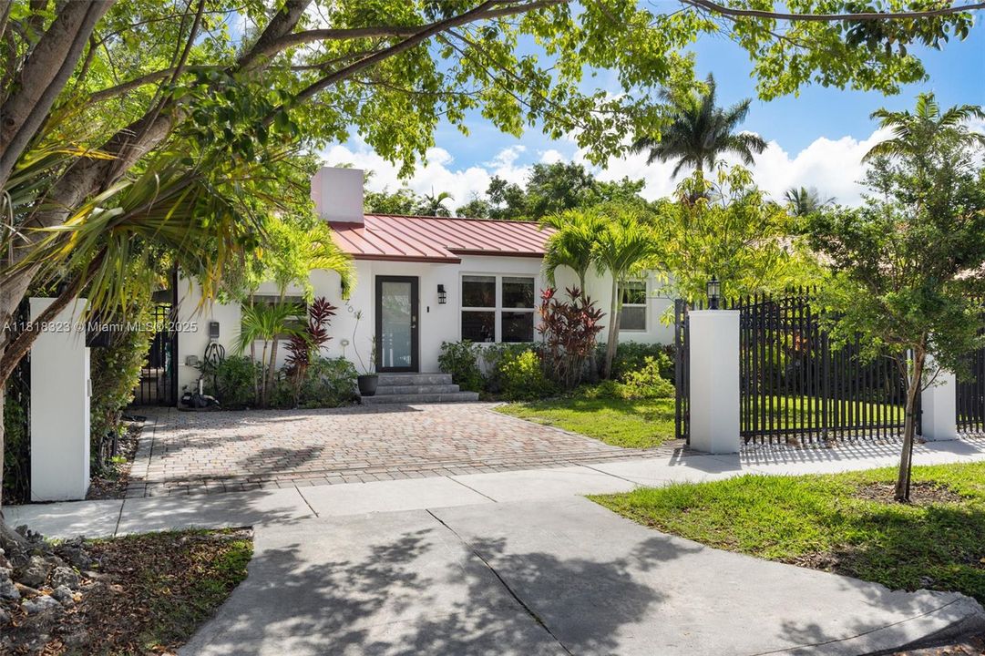 Недавно продано: $1,849,000 (4 спален, 3 ванн, 2614 Квадратных фут)