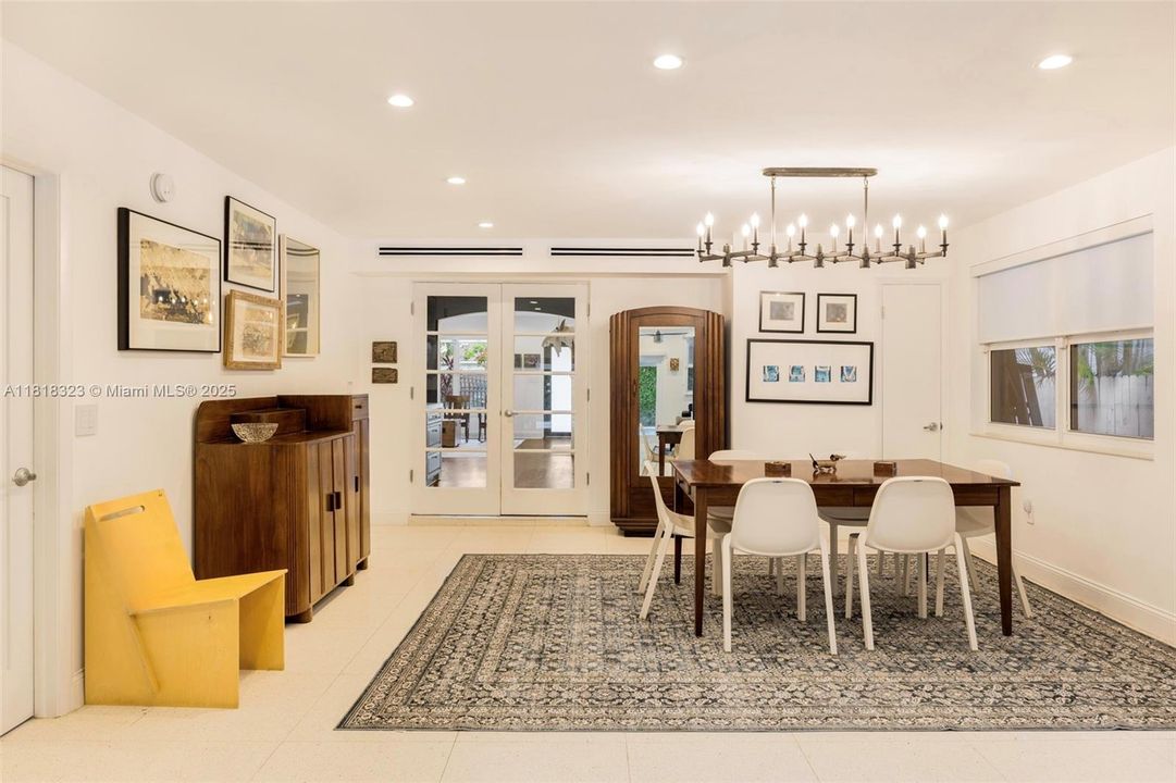 Недавно продано: $1,849,000 (4 спален, 3 ванн, 2614 Квадратных фут)