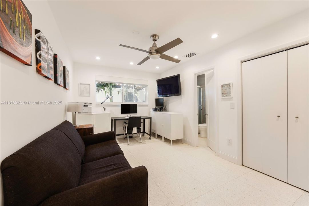 Недавно продано: $1,849,000 (4 спален, 3 ванн, 2614 Квадратных фут)