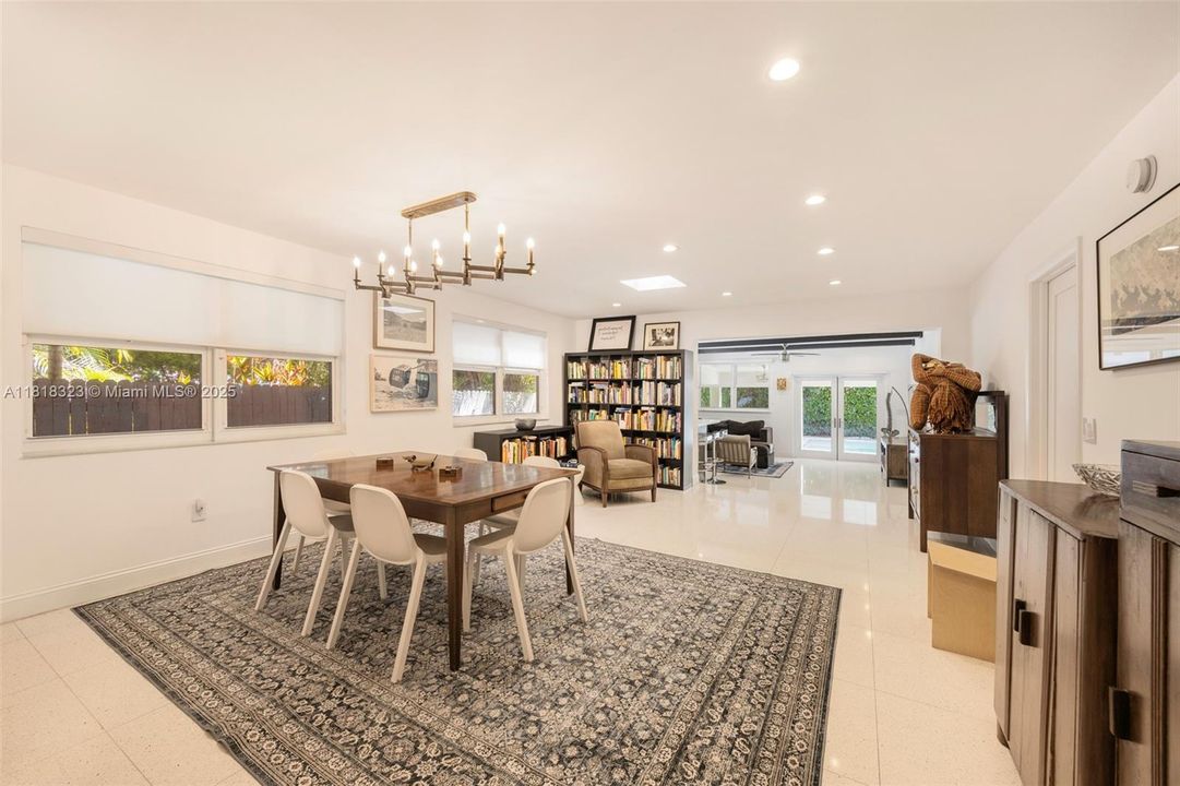 Недавно продано: $1,849,000 (4 спален, 3 ванн, 2614 Квадратных фут)