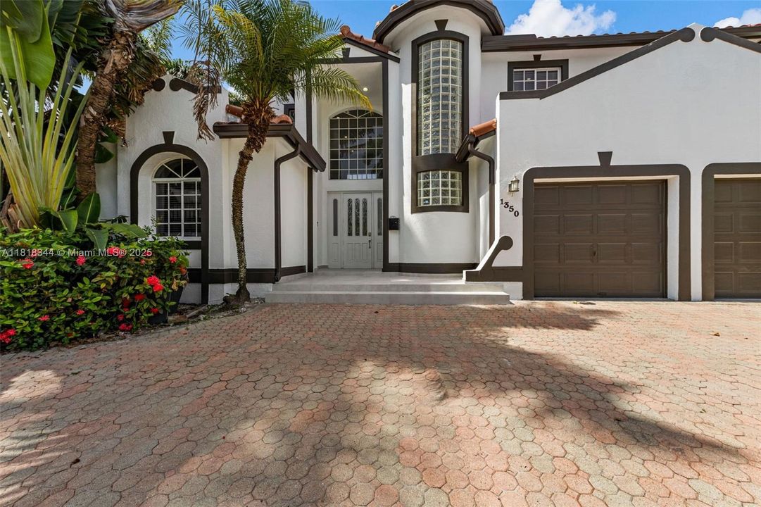 Activo con contrato: $1,850,000 (5 camas, 4 baños, 4281 Pies cuadrados)