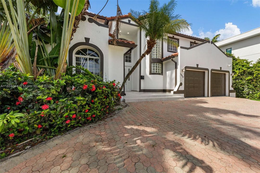 Activo con contrato: $1,850,000 (5 camas, 4 baños, 4281 Pies cuadrados)