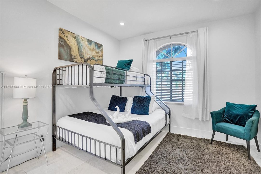 Activo con contrato: $1,850,000 (5 camas, 4 baños, 4281 Pies cuadrados)