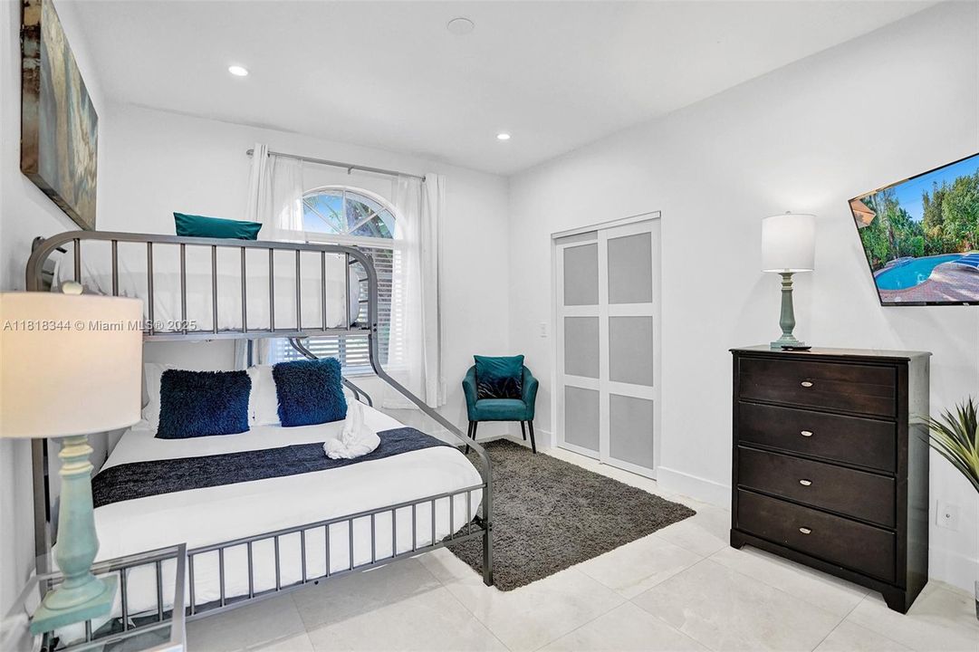 Activo con contrato: $1,850,000 (5 camas, 4 baños, 4281 Pies cuadrados)