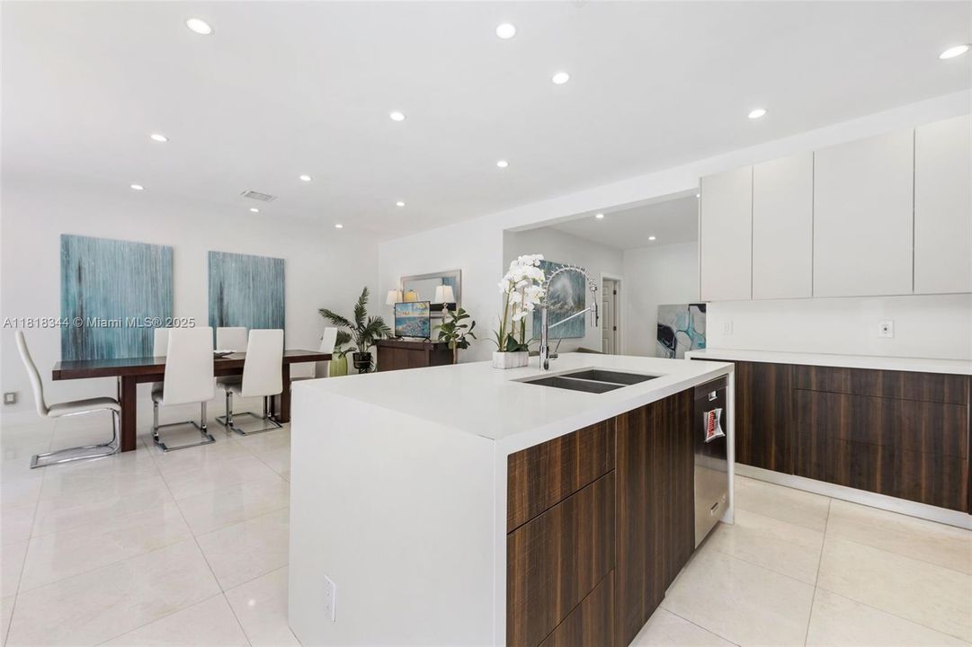 Activo con contrato: $1,850,000 (5 camas, 4 baños, 4281 Pies cuadrados)