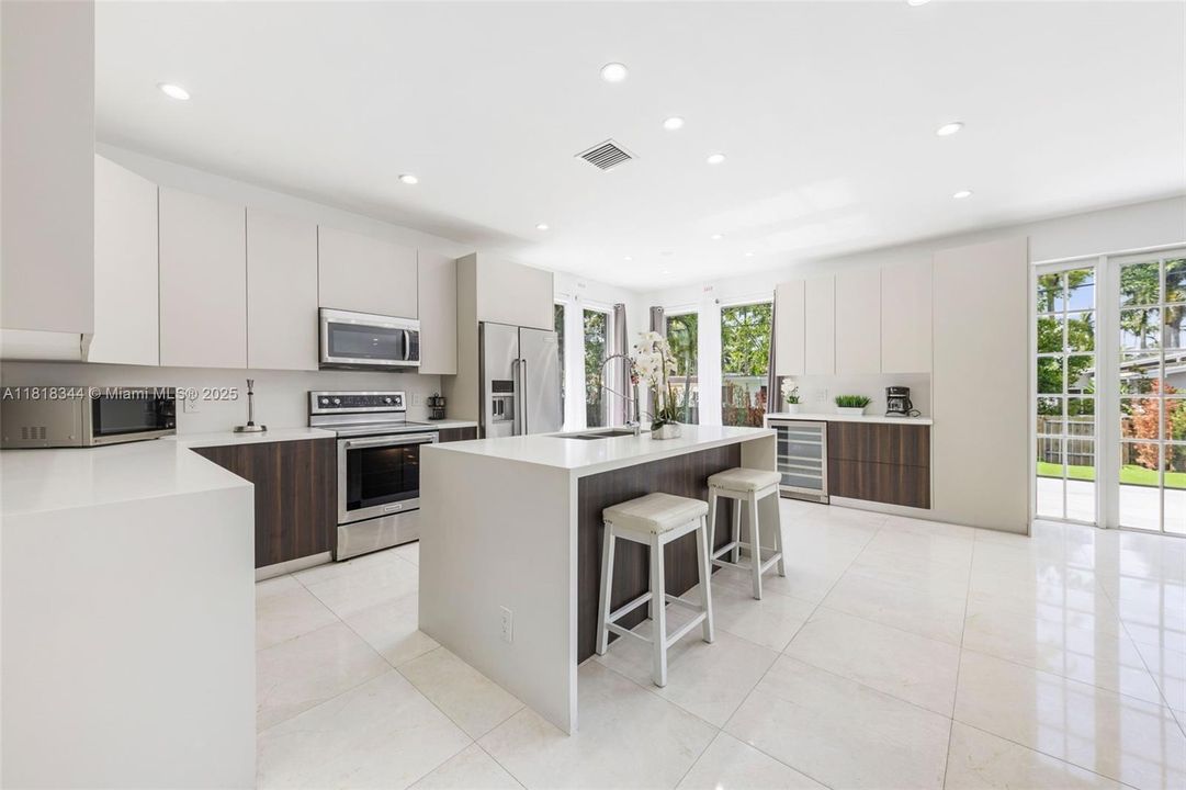 Activo con contrato: $1,850,000 (5 camas, 4 baños, 4281 Pies cuadrados)