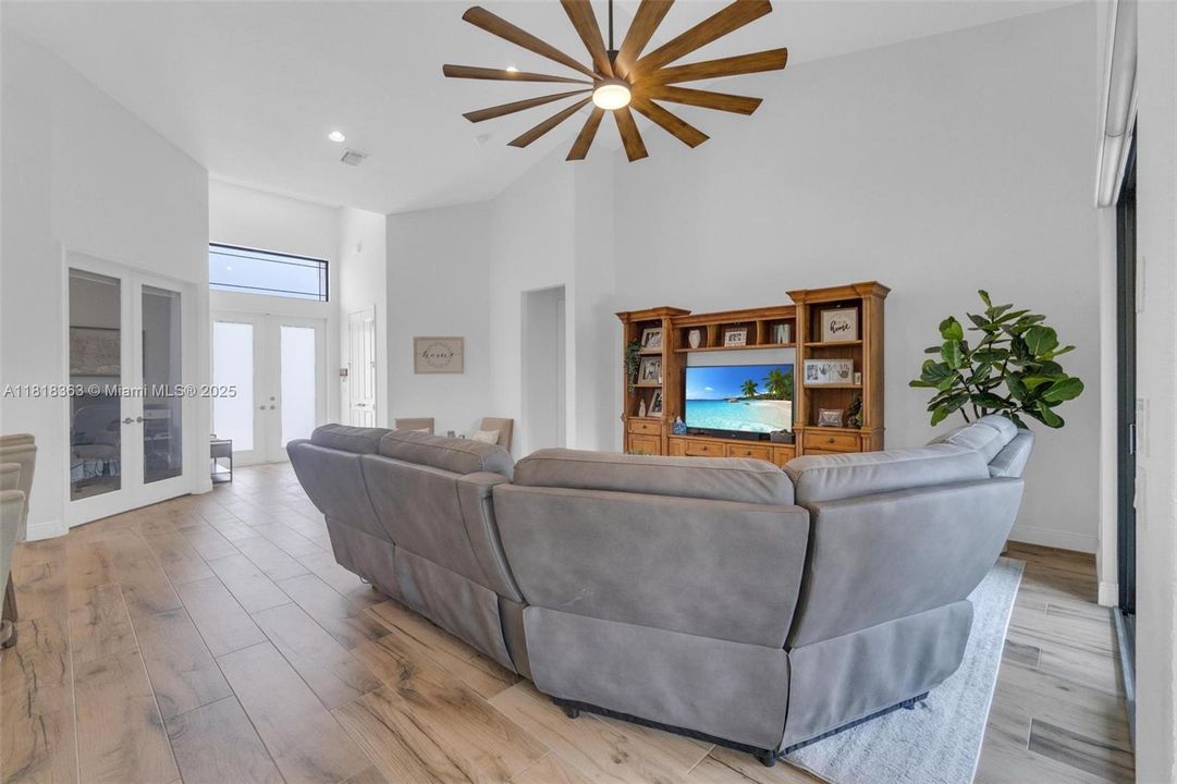 En Venta: $980,000 (5 camas, 3 baños, 2620 Pies cuadrados)