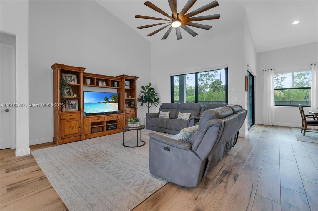 En Venta: $980,000 (5 camas, 3 baños, 2620 Pies cuadrados)