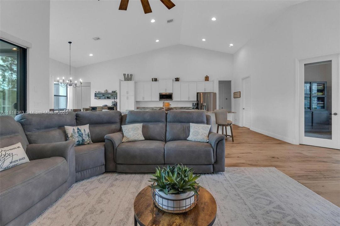 En Venta: $980,000 (5 camas, 3 baños, 2620 Pies cuadrados)