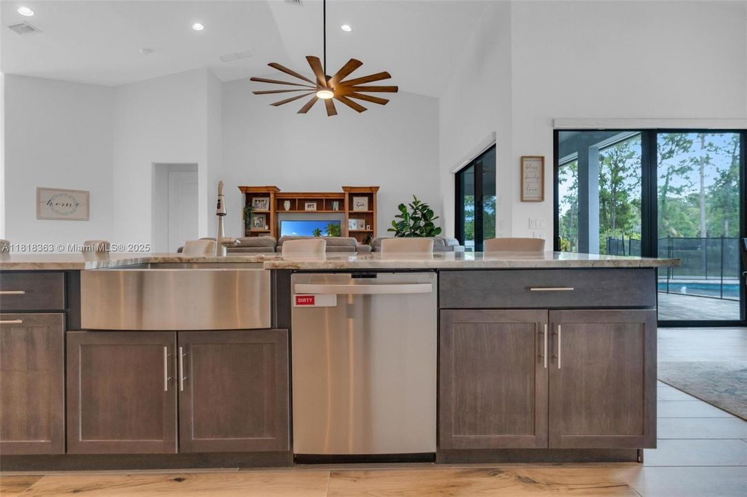 En Venta: $980,000 (5 camas, 3 baños, 2620 Pies cuadrados)