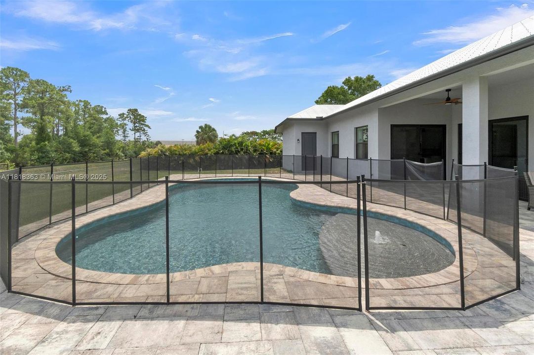 En Venta: $980,000 (5 camas, 3 baños, 2620 Pies cuadrados)