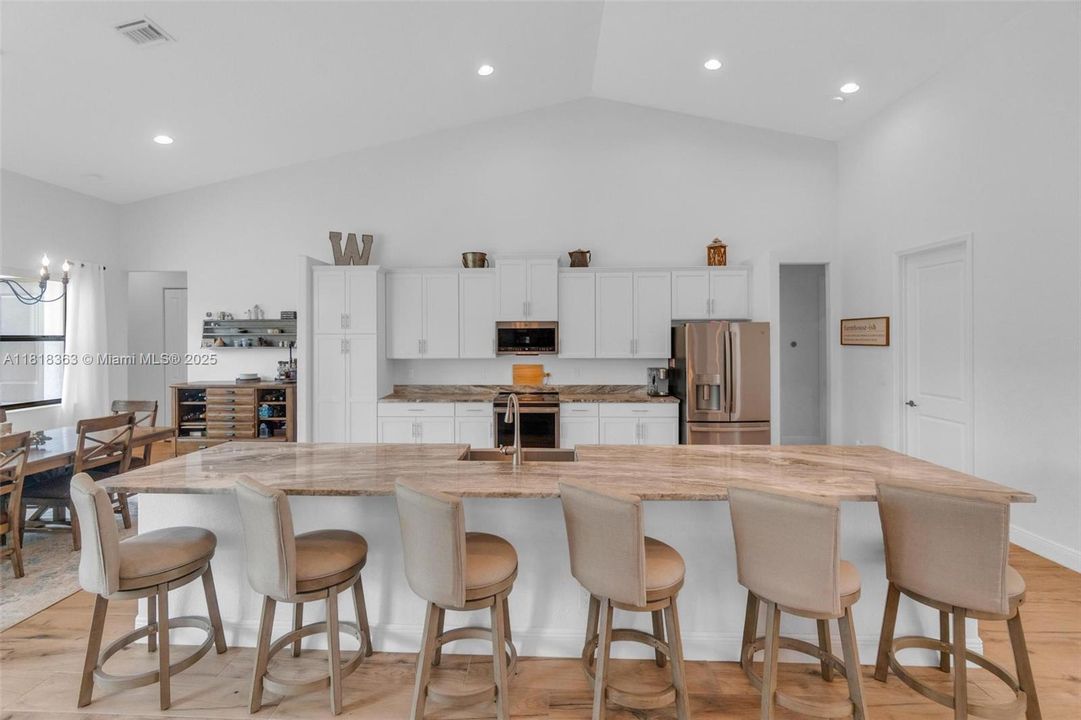 En Venta: $980,000 (5 camas, 3 baños, 2620 Pies cuadrados)