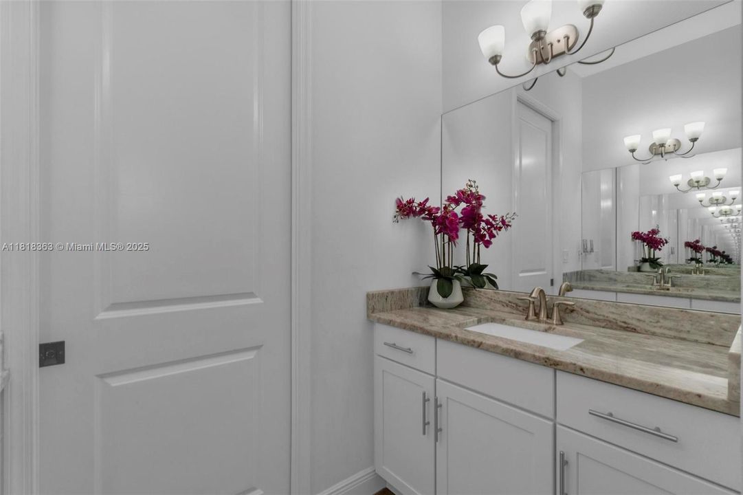 En Venta: $980,000 (5 camas, 3 baños, 2620 Pies cuadrados)