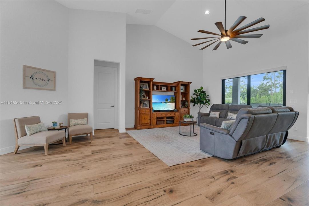 En Venta: $980,000 (5 camas, 3 baños, 2620 Pies cuadrados)