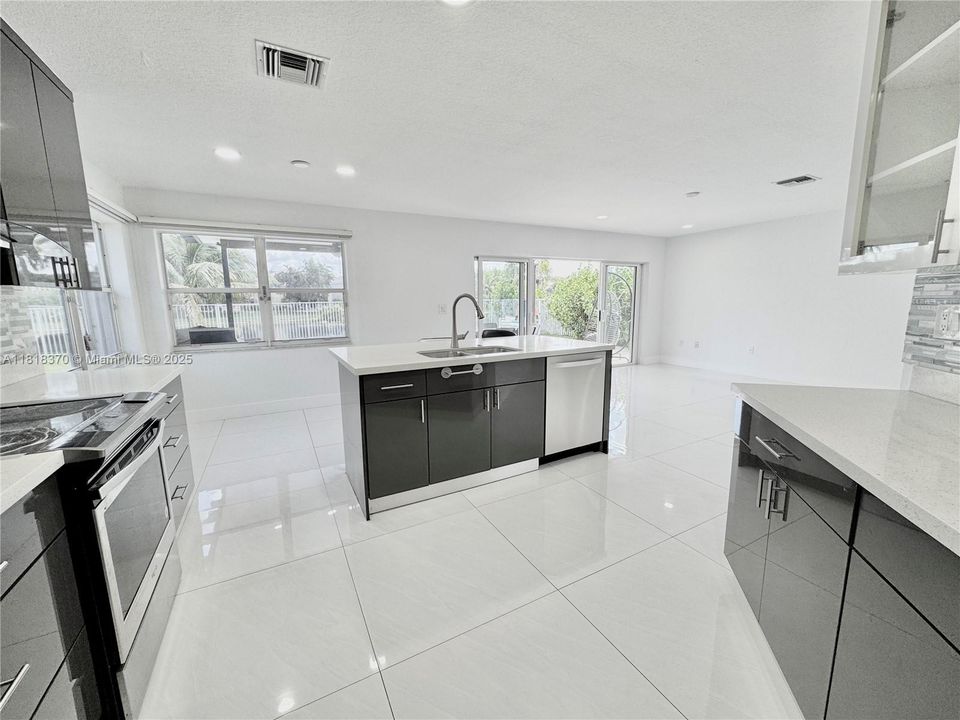 最近租的: $7,000 (4 贝兹, 3 浴室, 3120 平方英尺)