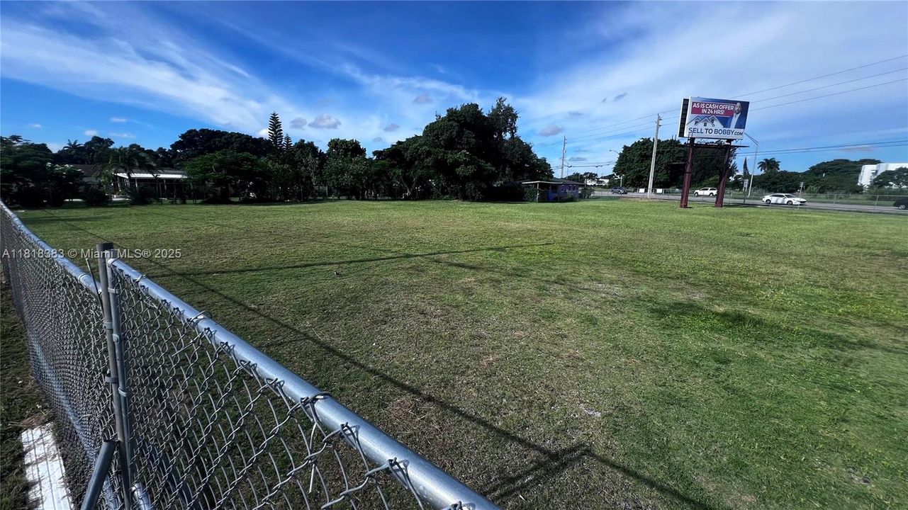 待售: $6,500,000 (1.10 acres)