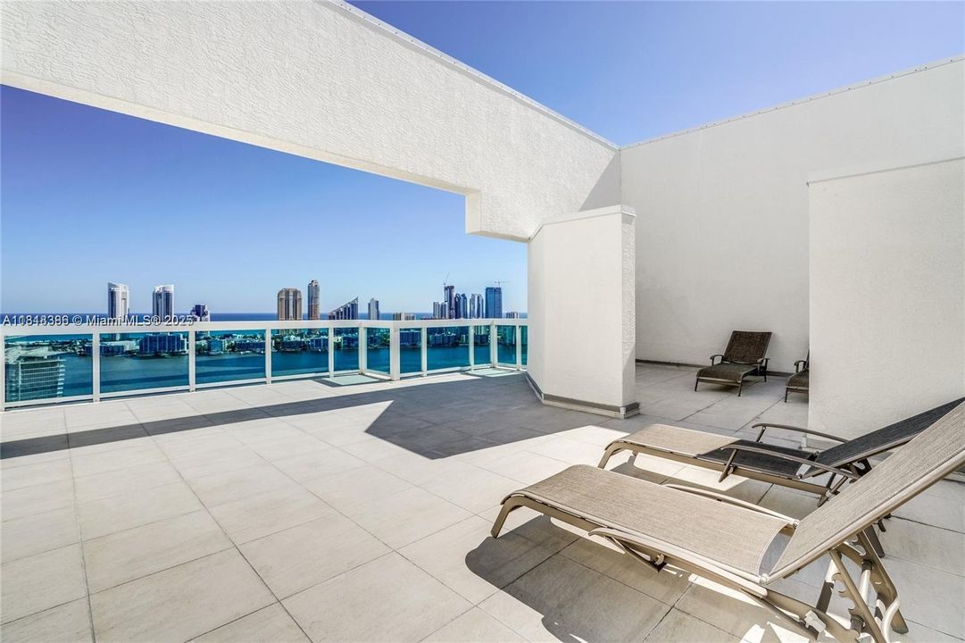 待售: $2,250,000 (3 贝兹, 3 浴室, 3400 平方英尺)