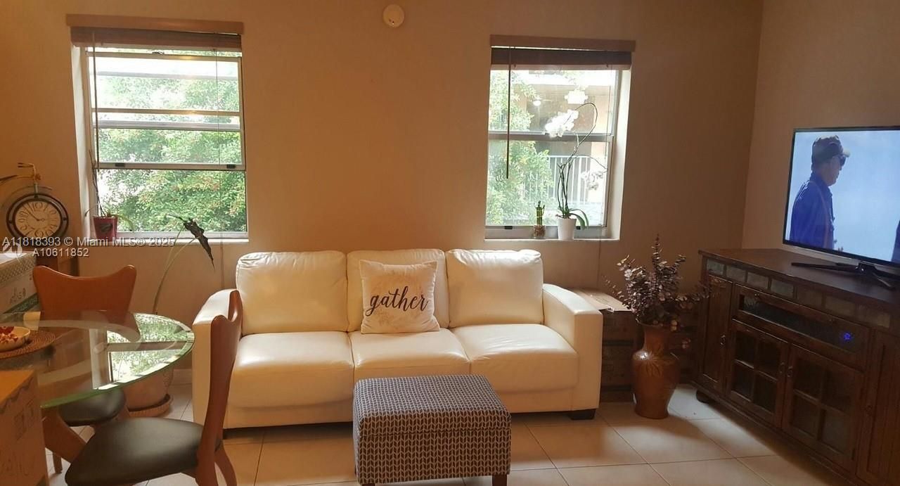 最近售出: $156,899 (1 贝兹, 1 浴室, 496 平方英尺)