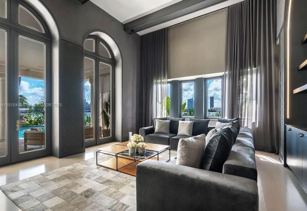 En Renta: $90,000 (5 camas, 5 baños, 6090 Pies cuadrados)