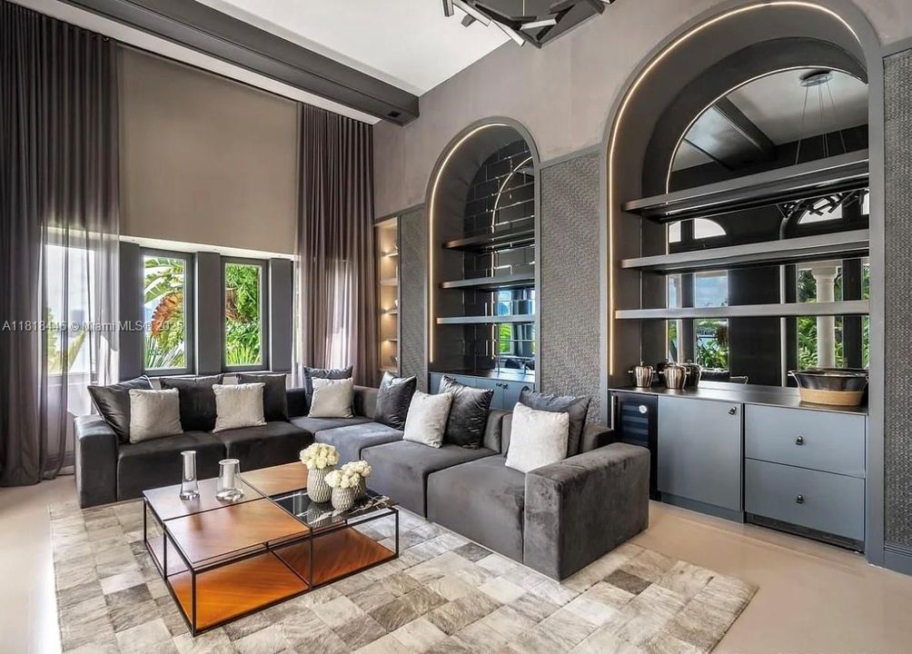 En Renta: $90,000 (5 camas, 5 baños, 6090 Pies cuadrados)