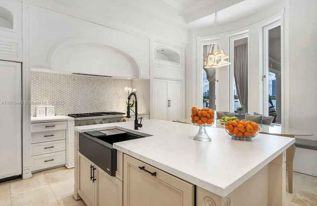 En Renta: $90,000 (5 camas, 5 baños, 6090 Pies cuadrados)