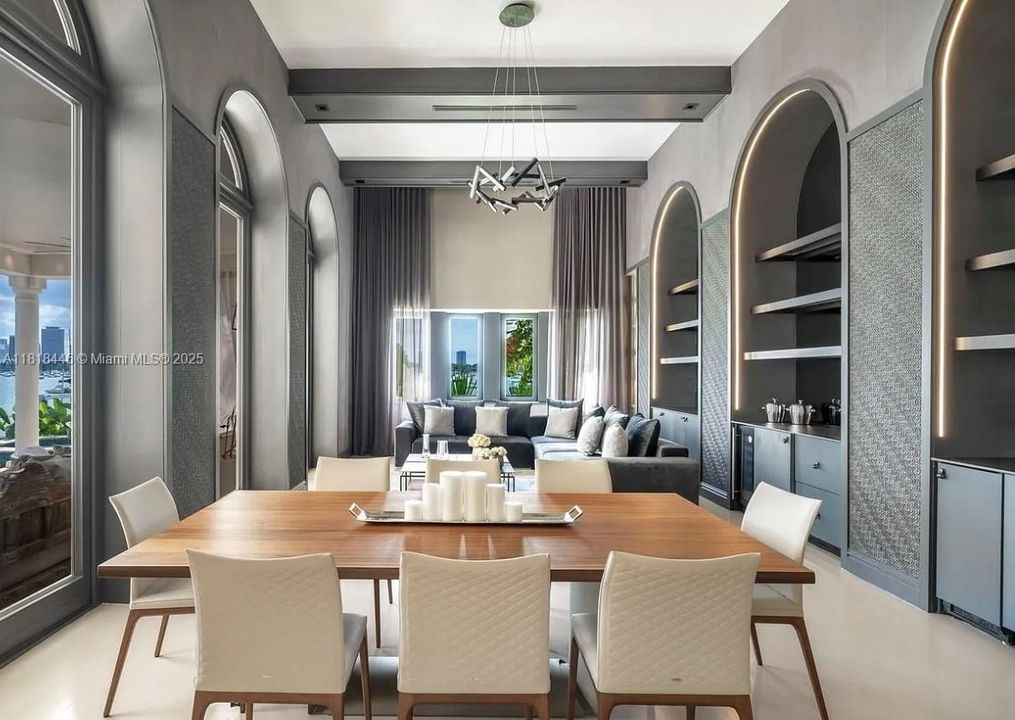 En Renta: $90,000 (5 camas, 5 baños, 6090 Pies cuadrados)