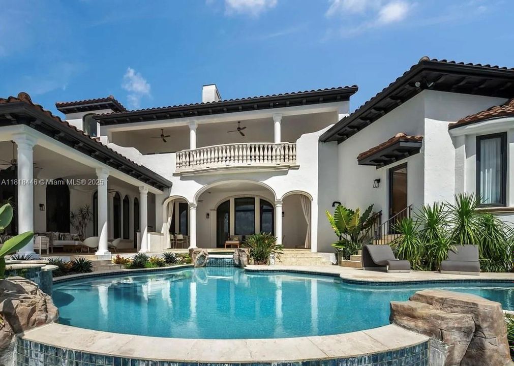 En Renta: $90,000 (5 camas, 5 baños, 6090 Pies cuadrados)